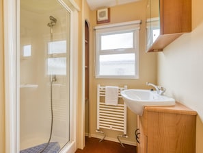 Mobile Home | Bathroom | Shower, towels
