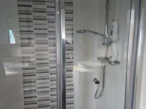 Bathroom - Lively Holiday Home in Norwich near Wensum River (Norwich)