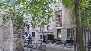 Outdoor dining - Modern Apartment in Edinburgh Near Edinburgh Castle (Edinburgh)