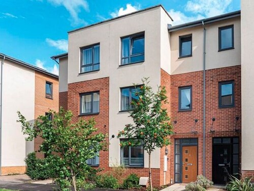 Elegant Holiday Home in Milton Keynes near Town Center