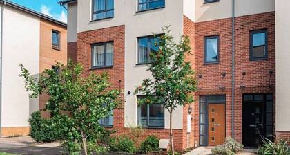 Elegant Holiday Home in Milton Keynes near Town Center