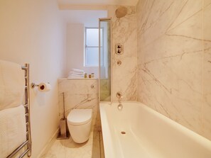 Apartment | Bathroom | Bathtub, towels
