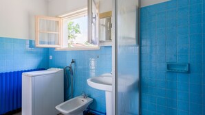 Douche, sèche-cheveux, serviettes fournies