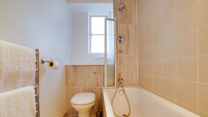 Departamento | Baño | Tina y toallas 