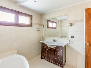 Bathroom | Bathtub, towels
