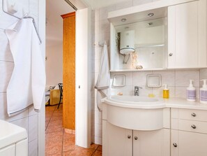 Apartment | Bathroom - Alluring Cottage in Porto Rafti With Balcony (Markopoulo Mesogaias)