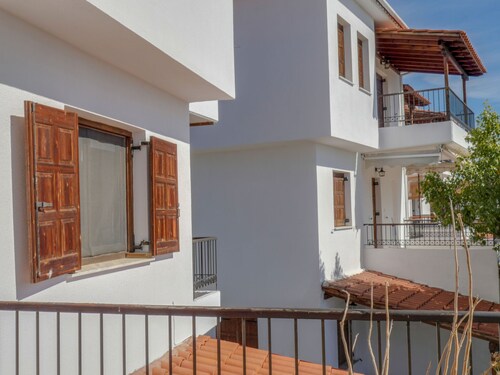 Cosy House Boat in Platanidia With Swimming Pool
