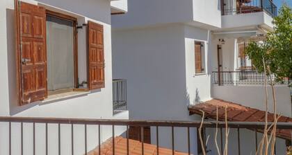 Cosy House Boat in Platanidia With Swimming Pool