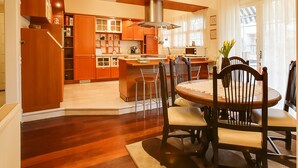 Dining - Lavish Villa with Netflix in Volos near Beach & Pilion (Volos)