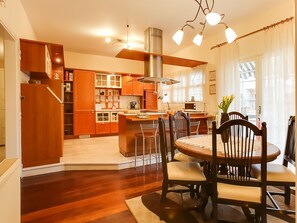 Dining - Lavish Villa with Netflix in Volos near Beach & Pilion (Volos)