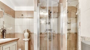 Cottage | Bathroom | Shower, towels - Graceful Cottage in Malaucène With Private Swimming Pool (Malaucene)
