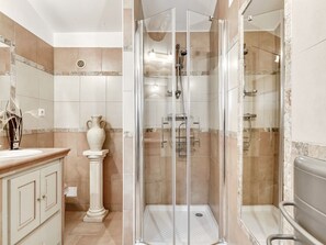 Cottage | Phòng tắm | Buồng tắm vòi sen, khăn tắm 