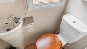 Mobile Home | Bathroom - Modern Home in Hastings With Balcony (St Leonards-On-Sea)