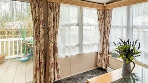 1 bedroom, bed sheets - Modern Home in Hastings With Balcony (St Leonards-On-Sea)