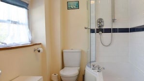 Combined shower/bathtub - Boutique Apartment in Bere Regis With Pond (Wareham)