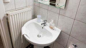 Nhà | Phòng tắm | Buồng tắm vòi sen, máy sấy tóc, khăn tắm 