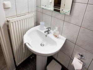 House | Bathroom | Shower, hair dryer, towels - Modern Studio in Alexandroupolis Near the Sea (Alexandroupoli)