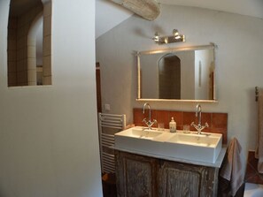 Bathroom - Lush Home in L'isle-sur-la-sorgue With Swimming Pool (L'Isle-sur-la-Sorgue)