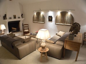 Living room - Lush Home in L'isle-sur-la-sorgue With Swimming Pool (L'Isle-sur-la-Sorgue)
