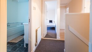 5 bedrooms - Alluring Holiday Home in Livingston near Town Center (Livingston)