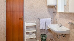 Shower, towels - Pretty Apartment in Krneza near Sea Beach (Razanac)