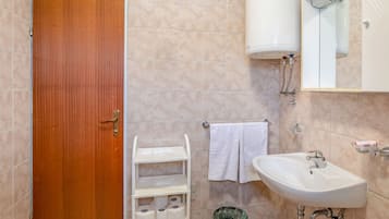 Shower dan handuk