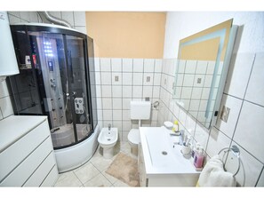 House | Bathroom | Shower, towels - Quaint Holiday Home in Sinj With Private Pool (Sinj)