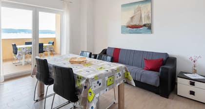 Simplistic Apartment in Neviđane near Sea Beach