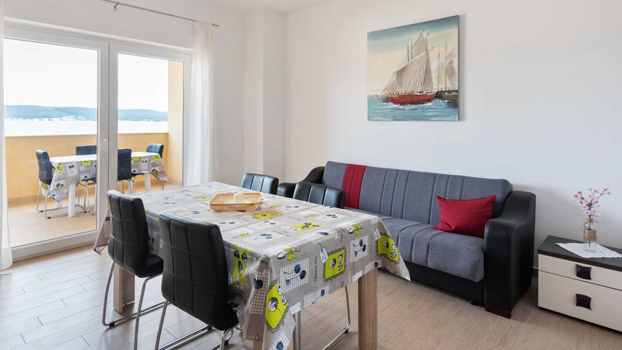 Simplistic Apartment in Neviđane near Sea Beach