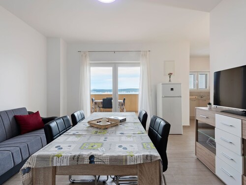 Simplistic Apartment in Neviđane with Balcony 