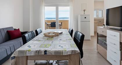 Simplistic Apartment in Neviđane with Balcony