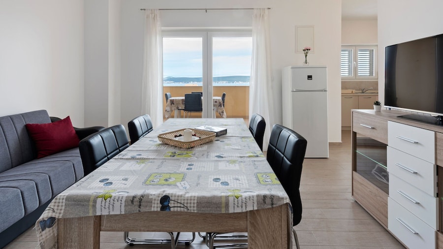 Simplistic Apartment in Neviđane with Balcony
