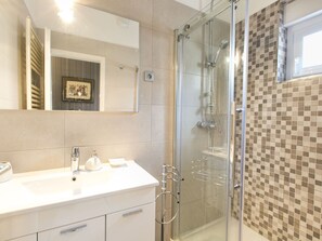 Apartment | Badezimmer | Badewanne, Handtücher