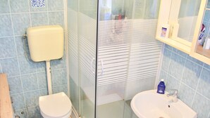 Apartment | Bathroom - Simplistic Marijas Apartment in Fažana near Sea Beach (Pula)