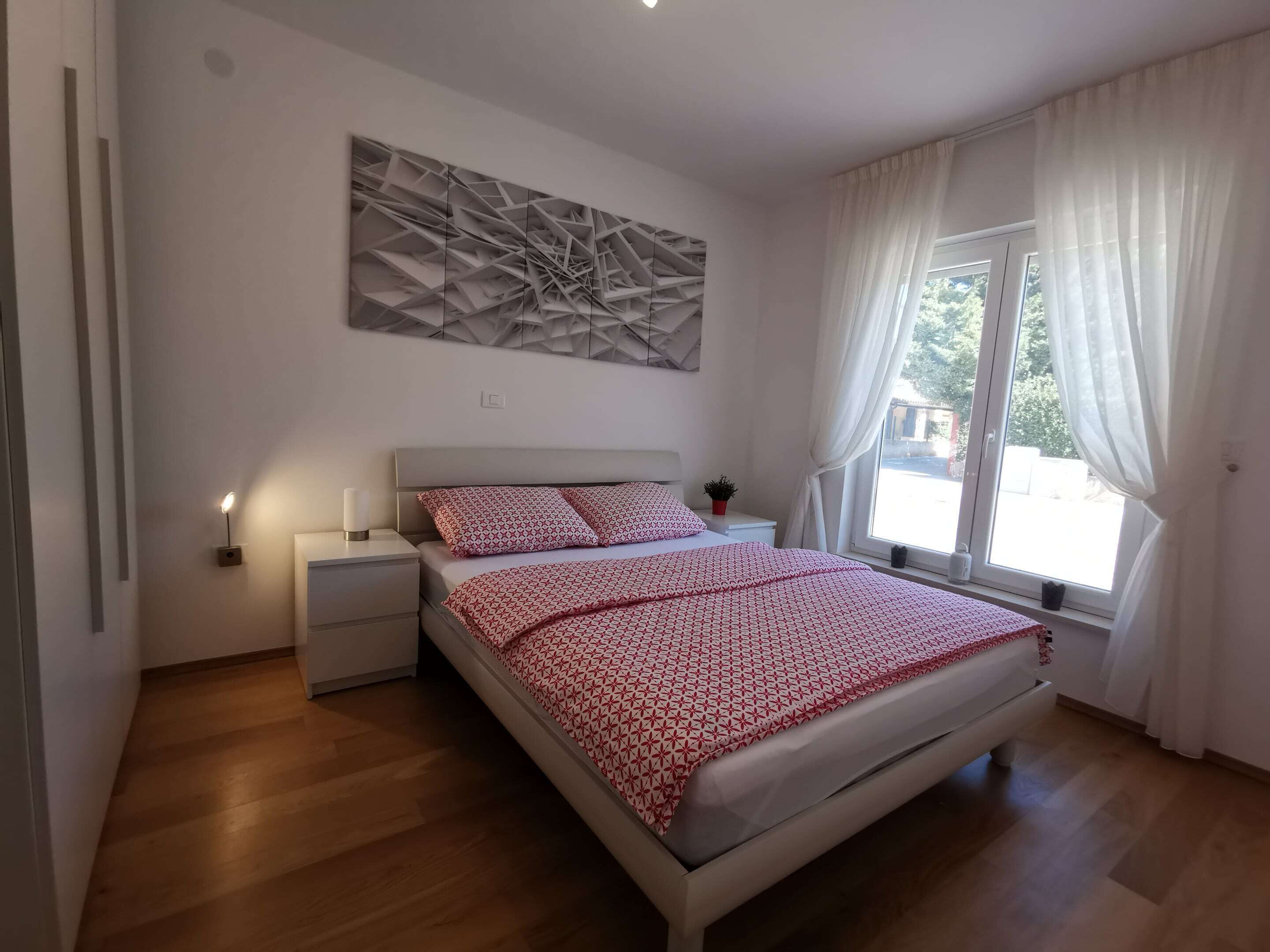 2 عدّة غرف نوم وطراز فريد لكل وحدة وملاءات أسرّة