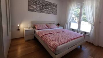 Apartment | 2 bedrooms, individually furnished, bed sheets
