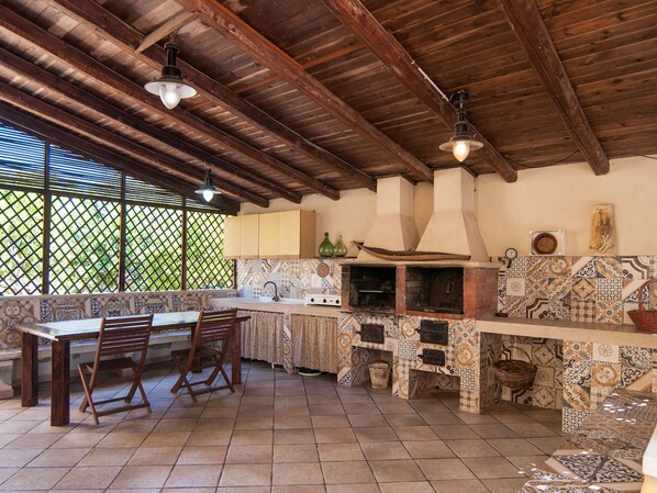 Fridge, oven - Vibrant Villa in Santa Maria del Focallo near Sea (Ispica)