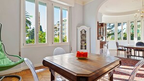 Living room - Elegant Holiday Home in Sanremo near Sea (Sanremo)
