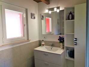 House | Bathroom | Shower, towels - Tranquil Holiday Home in Roma with Garden near Ostia Antica (Rome)