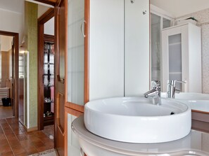 Apartment | Bathroom | Shower, towels - Serenella Apartment (Roccagorga)