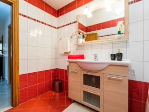 Apartment | Bathroom | Bathtub - Modern Apartment in Korčula with Terrace  (Vela Luka)
