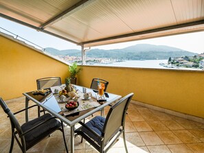Apartment | Balcony - Modern Apartment in Korčula with Terrace  (Vela Luka)