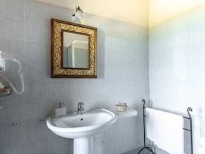 Shower, towels - Vintage Apartment in Rapolano Terme With Swimming Pool (Rapolano Terme)