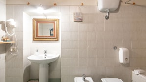 Bathtub, towels - Secluded Apartment in Rapolano Terme With Garden (Rapolano Terme)