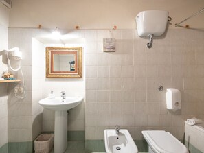 Bathtub, towels - Secluded Apartment in Rapolano Terme With Garden (Rapolano Terme)