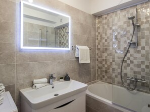 Bathtub, towels - Premium Holiday Home in Kučine-Mravinci with Swimming Pool  (Split)