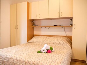 Apartment | Room amenity - Fabulous Holiday Home in Pakostane With Swimming Pool (Pakostane)