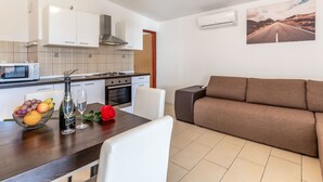Dining - Waterfront Apartment in Vir With Balcony and Barbecue (Vir)