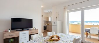 Simplistic Apartment in Neviđane near Sea