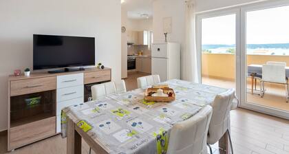 Simplistic Apartment in Neviđane near Sea